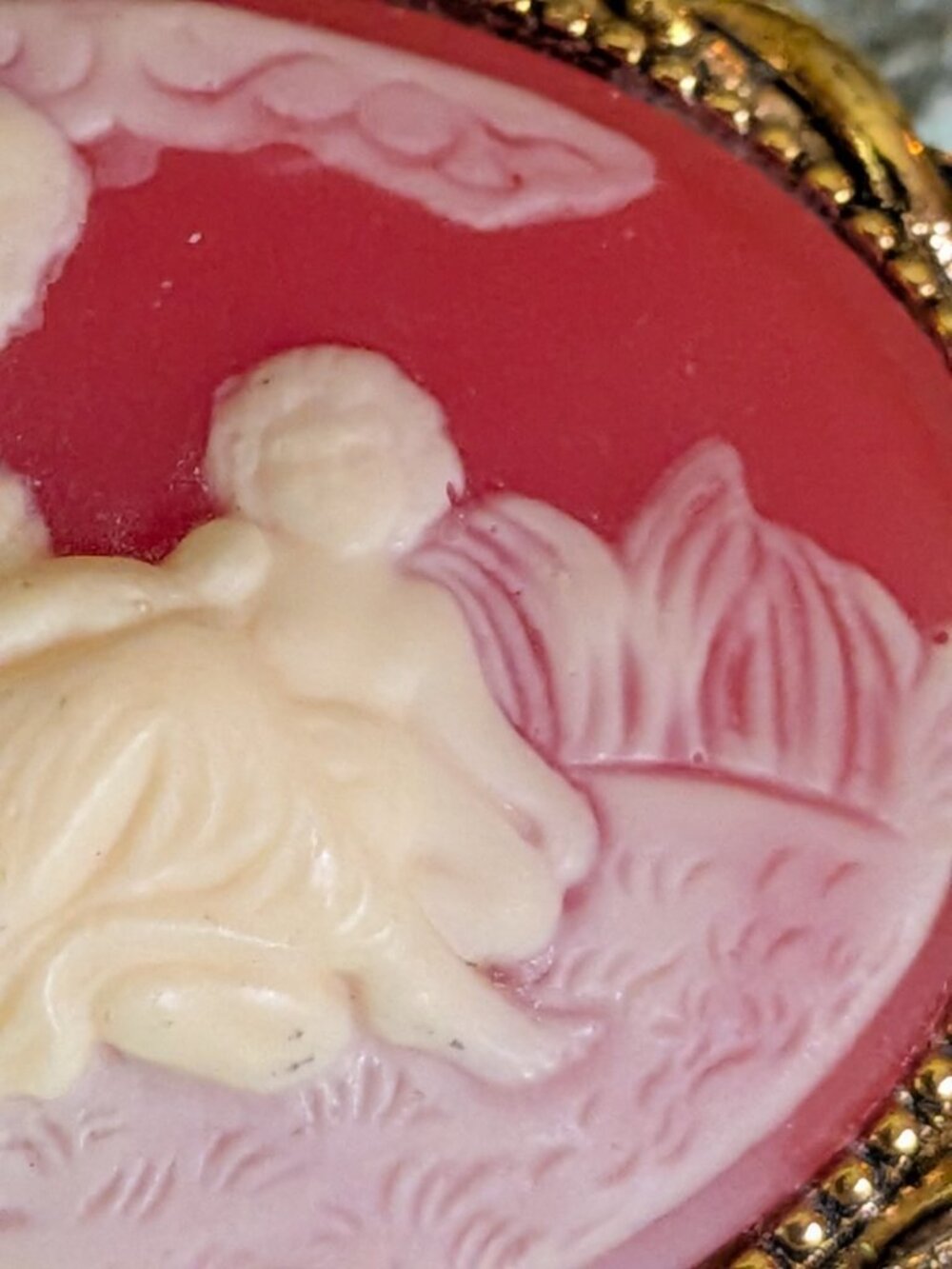 Vintage Red & White Mother and Child Cameo Resin Gold Tone Brooch Pin - Picture 3 of 8